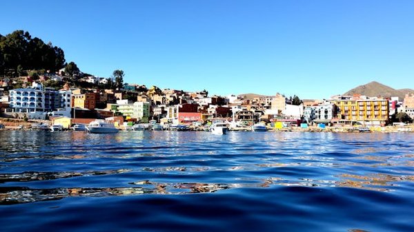 Quels sont les meilleurs itinéraires pour une croisière sur le lac Titicaca entre le Pérou et la Bolivie : conseils et équipements ?