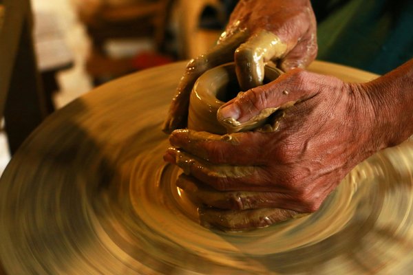 Où apprendre les techniques de poterie traditionnelle en Tunisie?